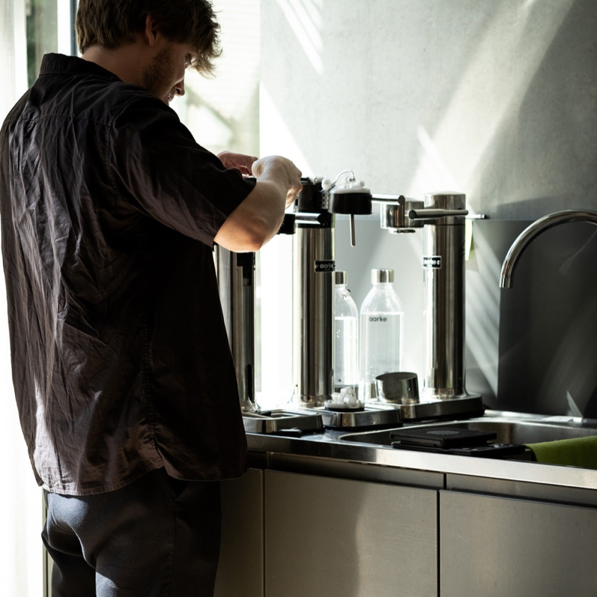 A man assembles an Aarke Carbonator 3.