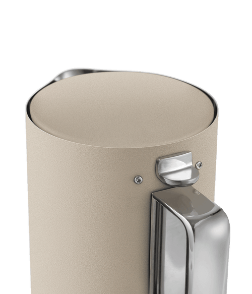 Close-up of AARKE Kettle Sand highlighting the stainless steel handle, lid hinge, and textured powder-coated surface.